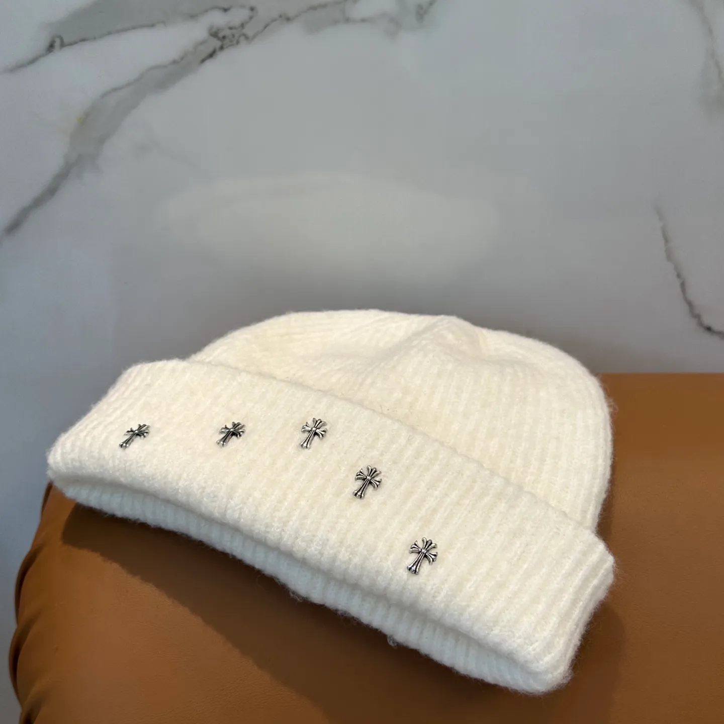 P56 🤍Chrome hearts new autumn and winter cross knitted hat🧶 One of the must-have hats in autumn and winter~ It really looks good on whoever wears it~, it is also a perfect match in black and white and gray in autumn~
